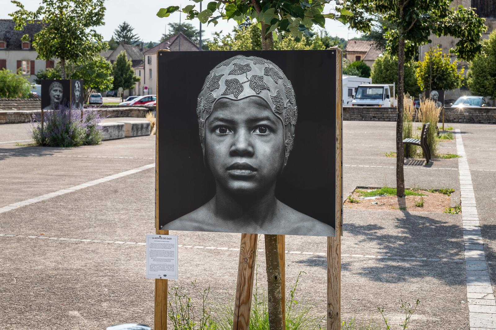 Photographie noir et blanc sur une place publique