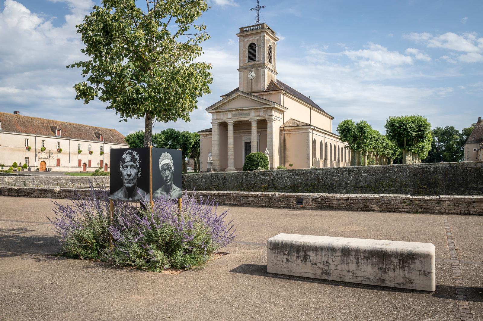 Photographie de l'exposition en extérieur